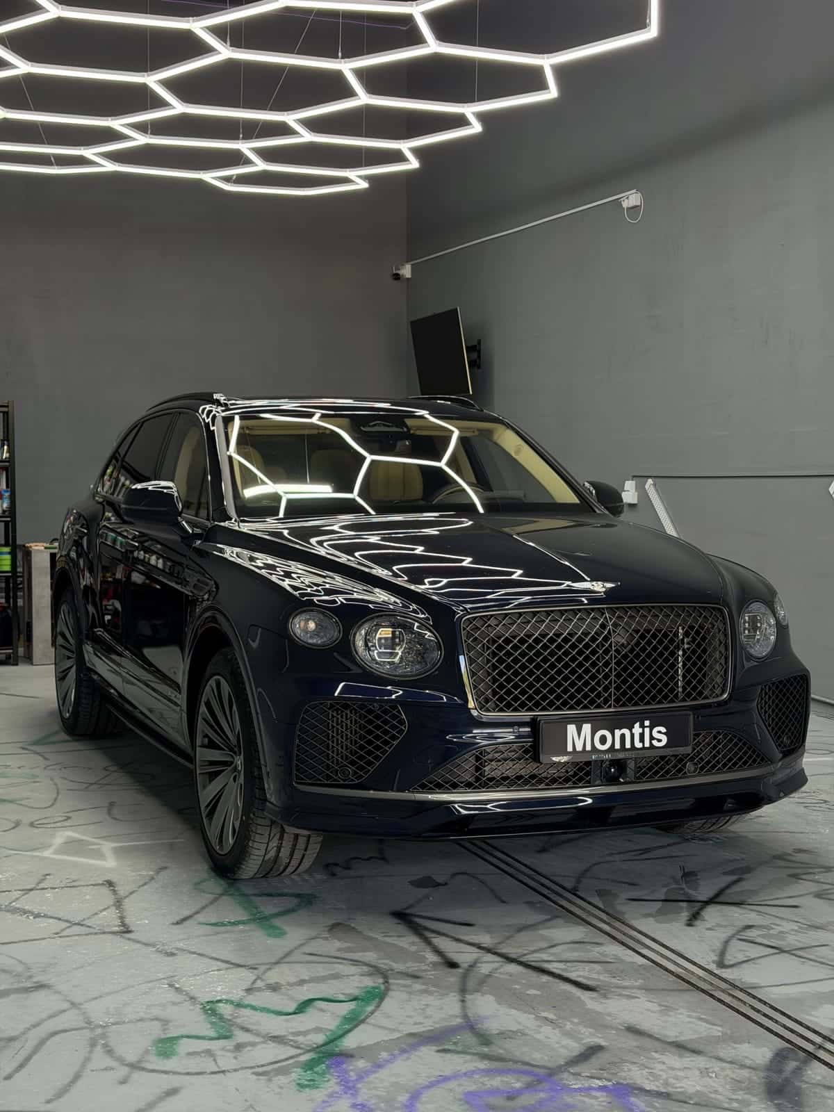 Granatowy Bentley Bentayga z folią PPF na całym nadwoziu