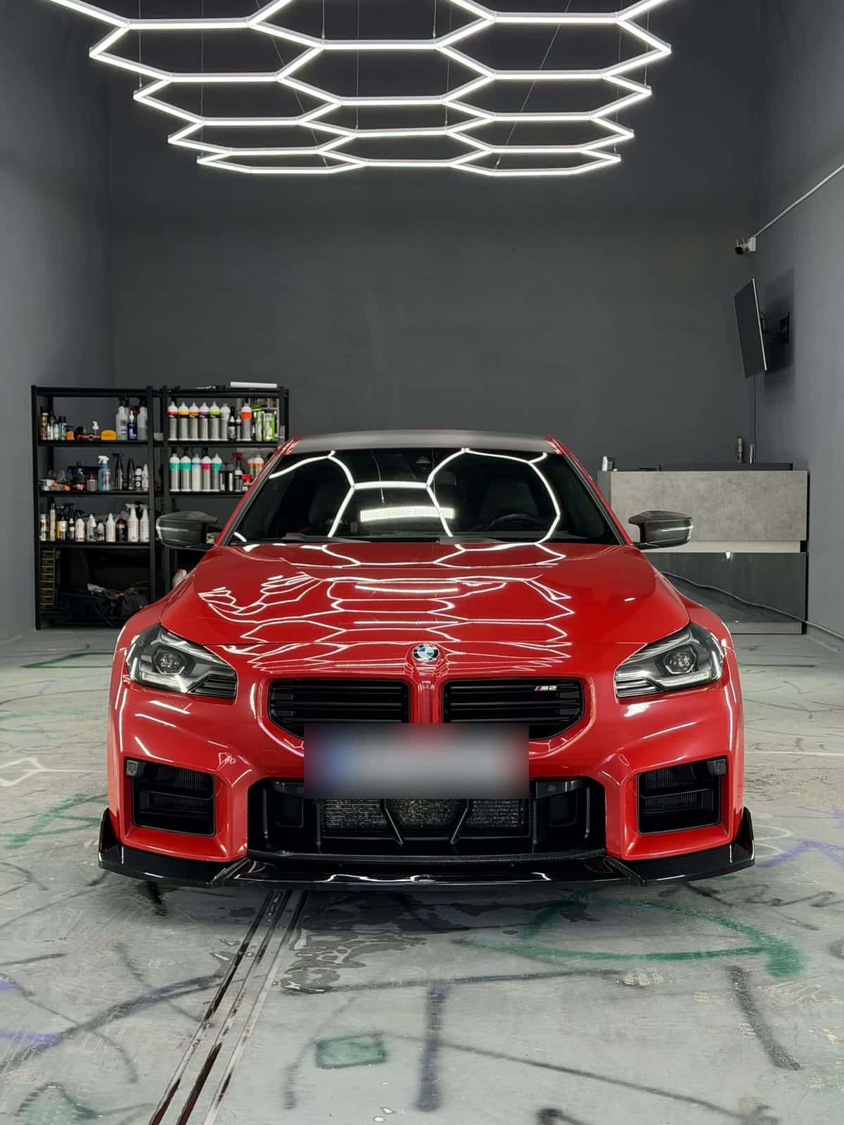 Czerwone BMW M2 z folią PPF na przodzie nadwozia
