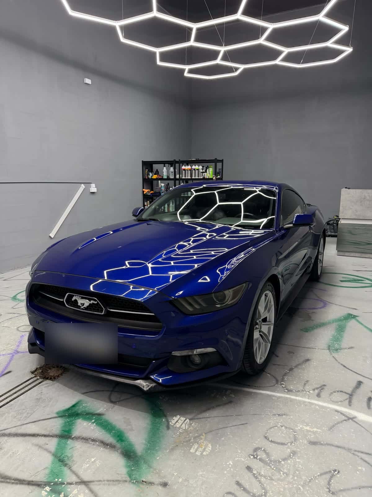 Niebieski Ford Mustang po polerowaniu lakieru i woskowaniu