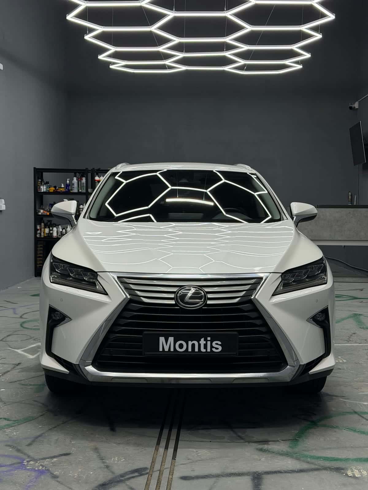 Biały Lexus RX po polerowaniu lakieru i detailingu wnętrza