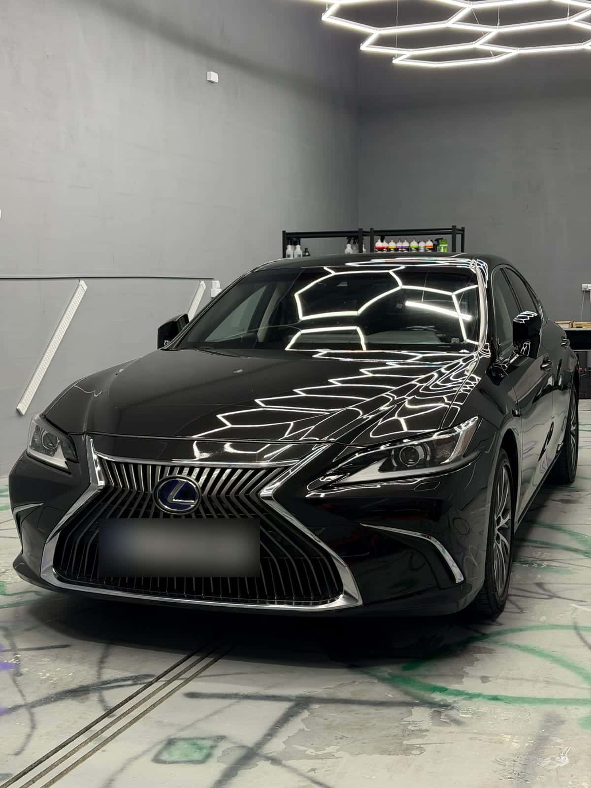Czarny Lexus ES po polerowaniu lakieru i woskowaniu