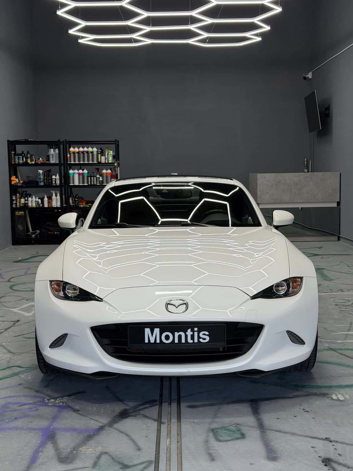 Biała Mazda MX-5 po polerowaniu lakieru i detailingu wnętrza