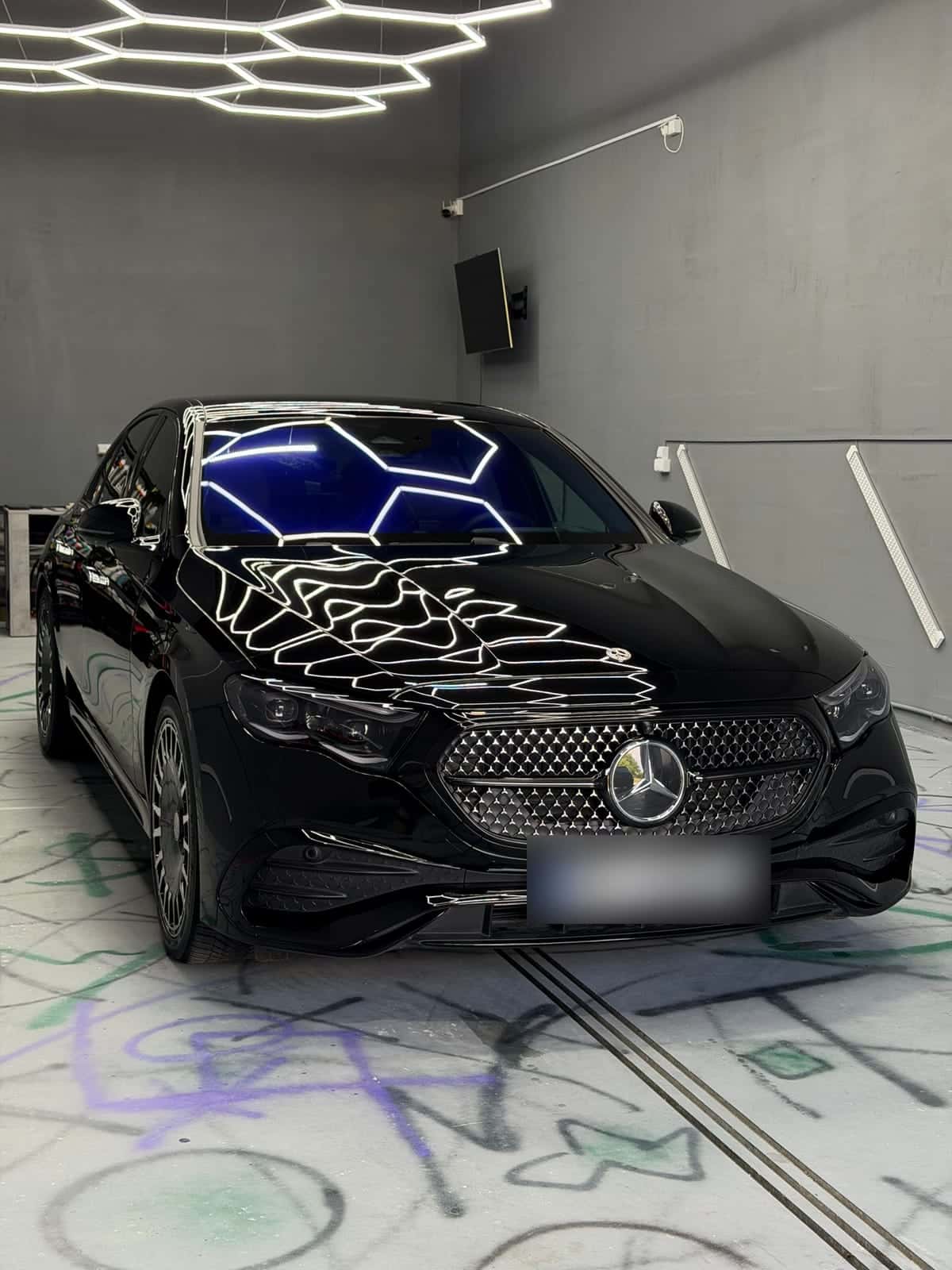 Czarny Mercedes-Benz Klasy E po korekcie lakieru i ceramice