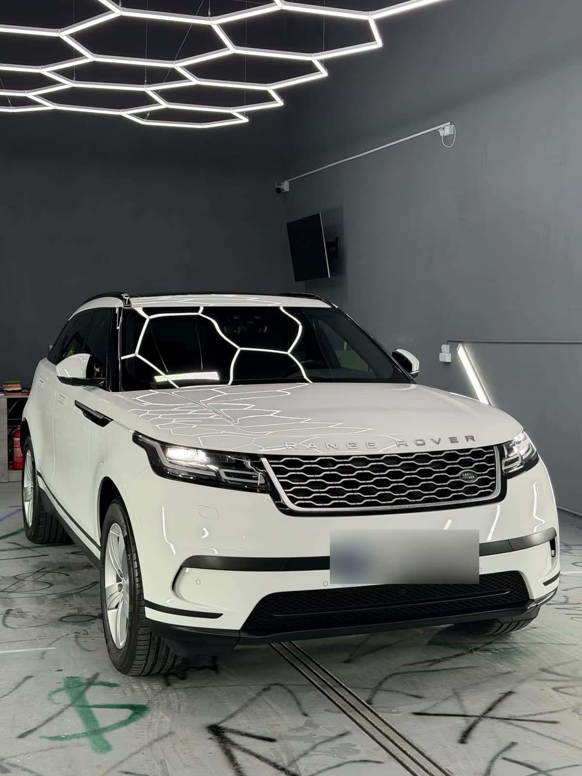 Biały Range Rover Velar z folią PPF na froncie